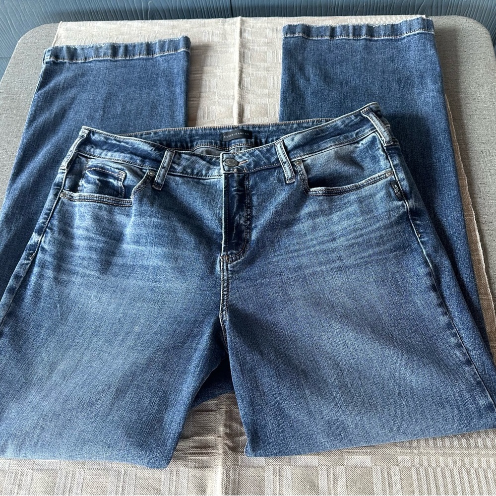 Silver Jeans Curvy Womens Size 18W/33L Blue Distressed Raw Wide Hem -EUC